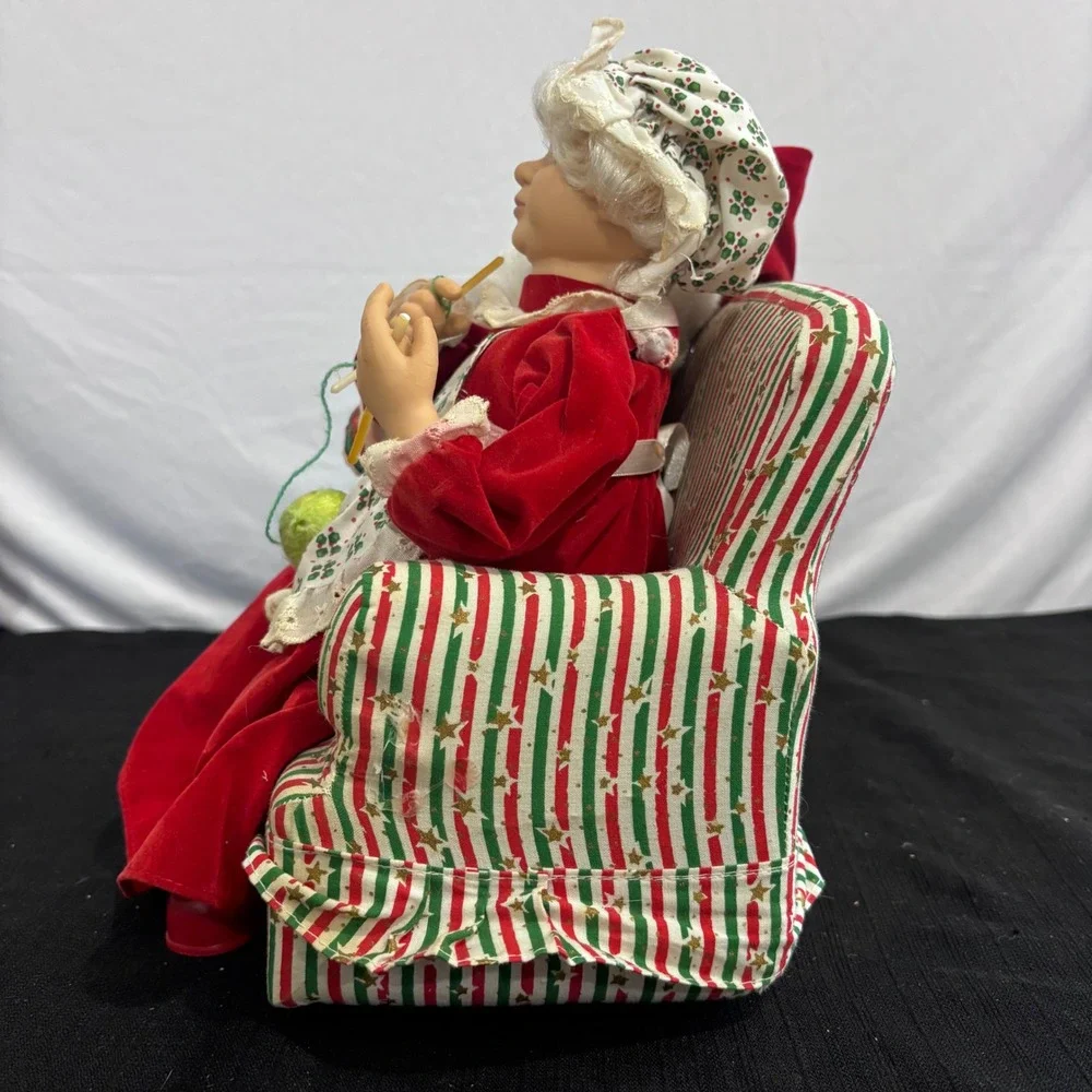Vintage Animated Santa and‎ Mrs Claus on Couch Christmas Decor